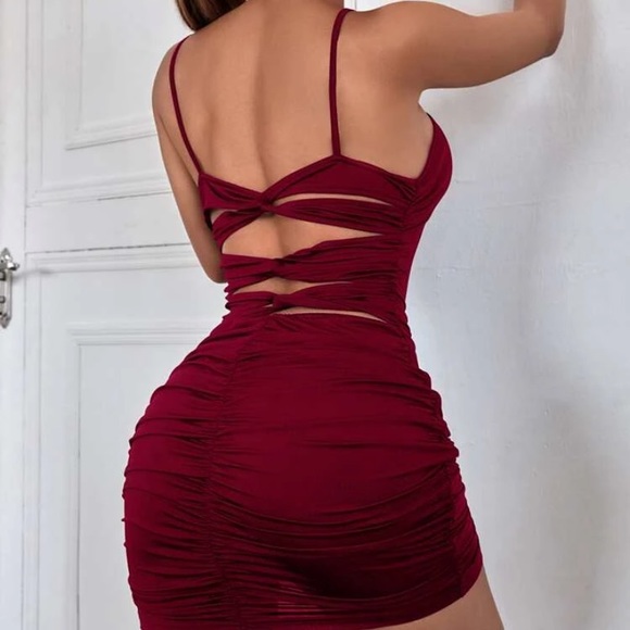 Cutout back ruched dress - Picture 2 of 6